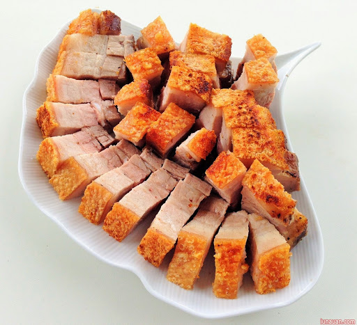 BÍ QUYẾT LÀM HEO QUAY DA GIÒN RỤM TẠI NHÀ