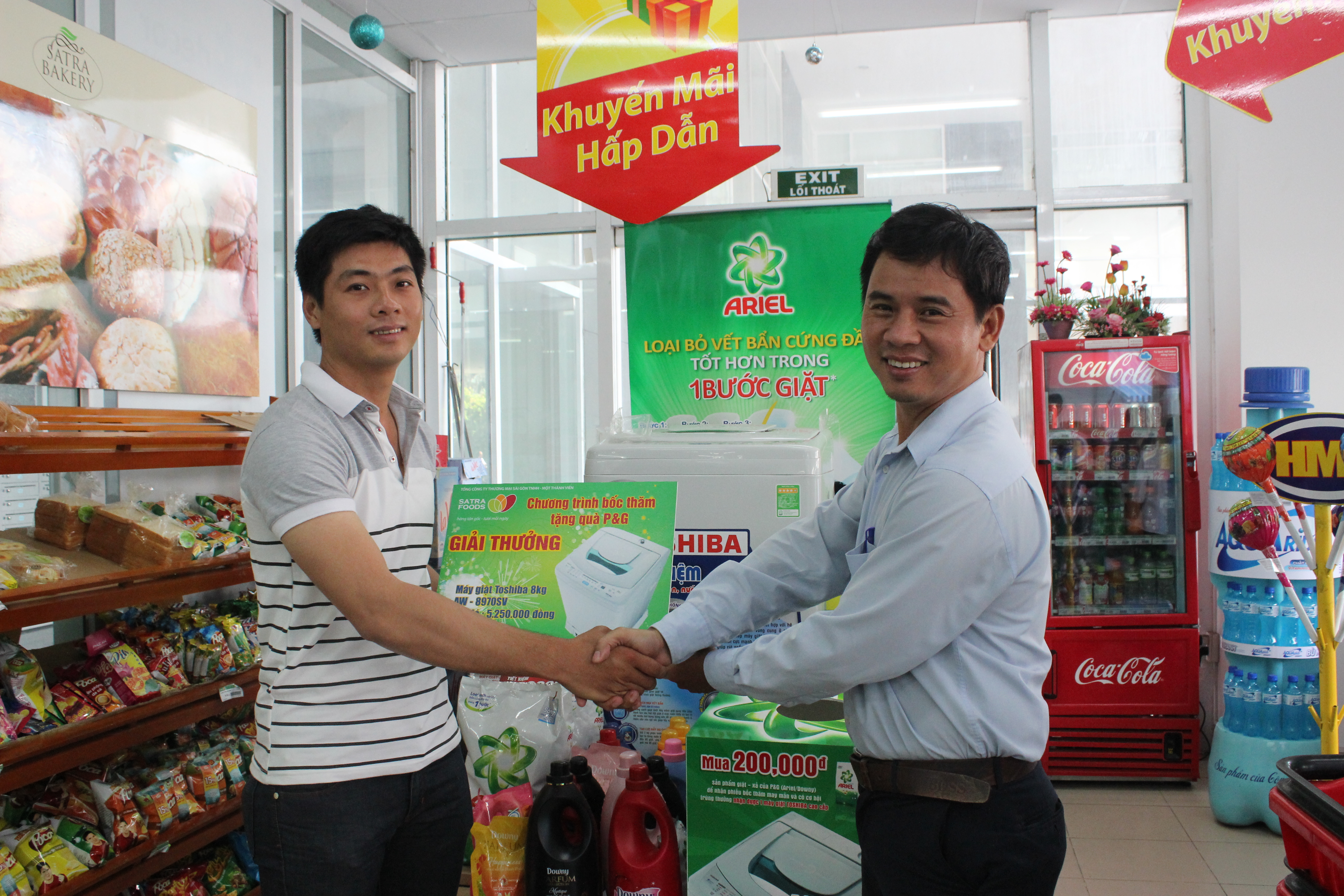 Trao thưởng máy giặt Toshiba 8kg AW-8970SV trong chương trình Khuyến mãi P&G và Satrafoods